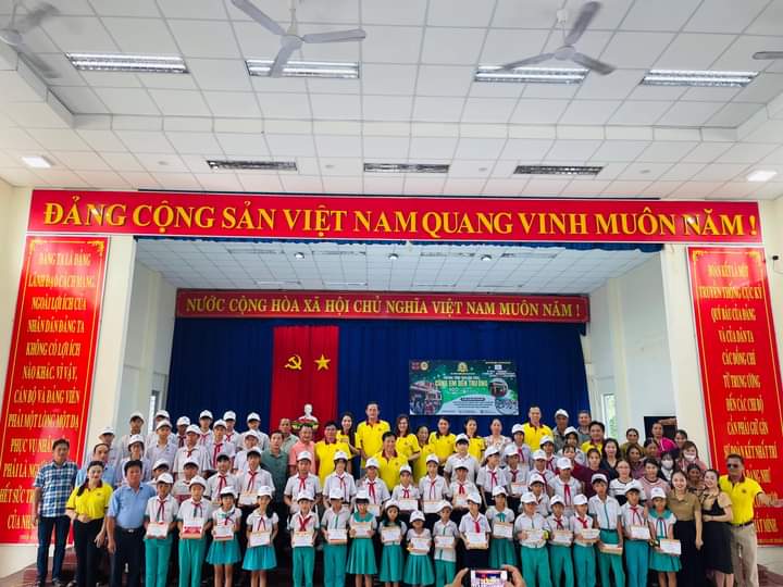 Ban thường trực UBMTTQ Việt Nam xã Nghĩa Mỹ tổ chức Chương trình trao học bổng 
